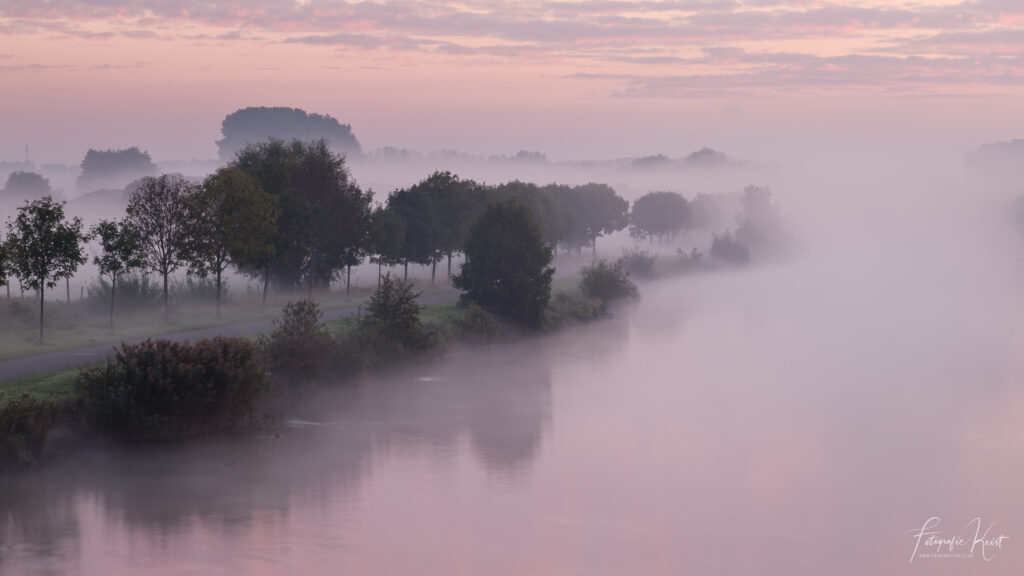 Lauwe - Mistige zonsopkomst langs de Leie