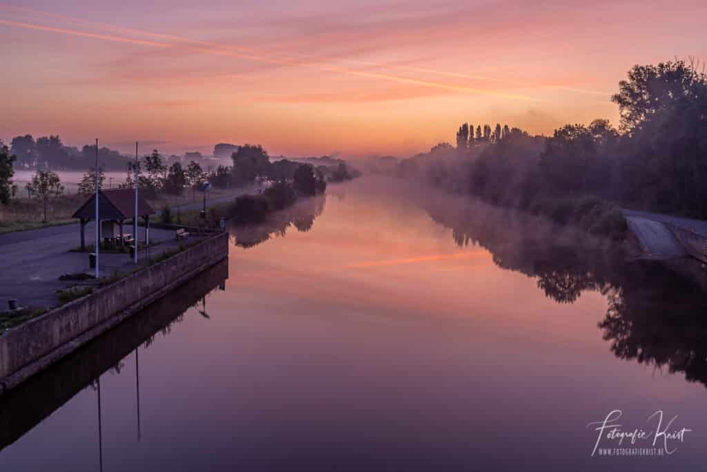 Even voor zonsopkomst op de brug tussen Lauwe en Wevelgem