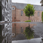 de warmste kalender 2020 - Sint-Franciscuskerk te Menen na een regenbui