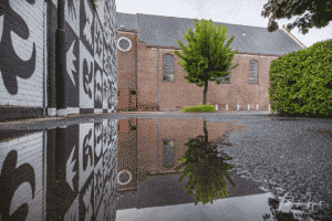 de warmste kalender 2020 - Sint-Franciscuskerk te Menen na een regenbui