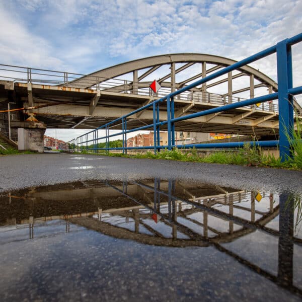 de brug van Menen over de Leie na een regenbui, Menin, Belgie,