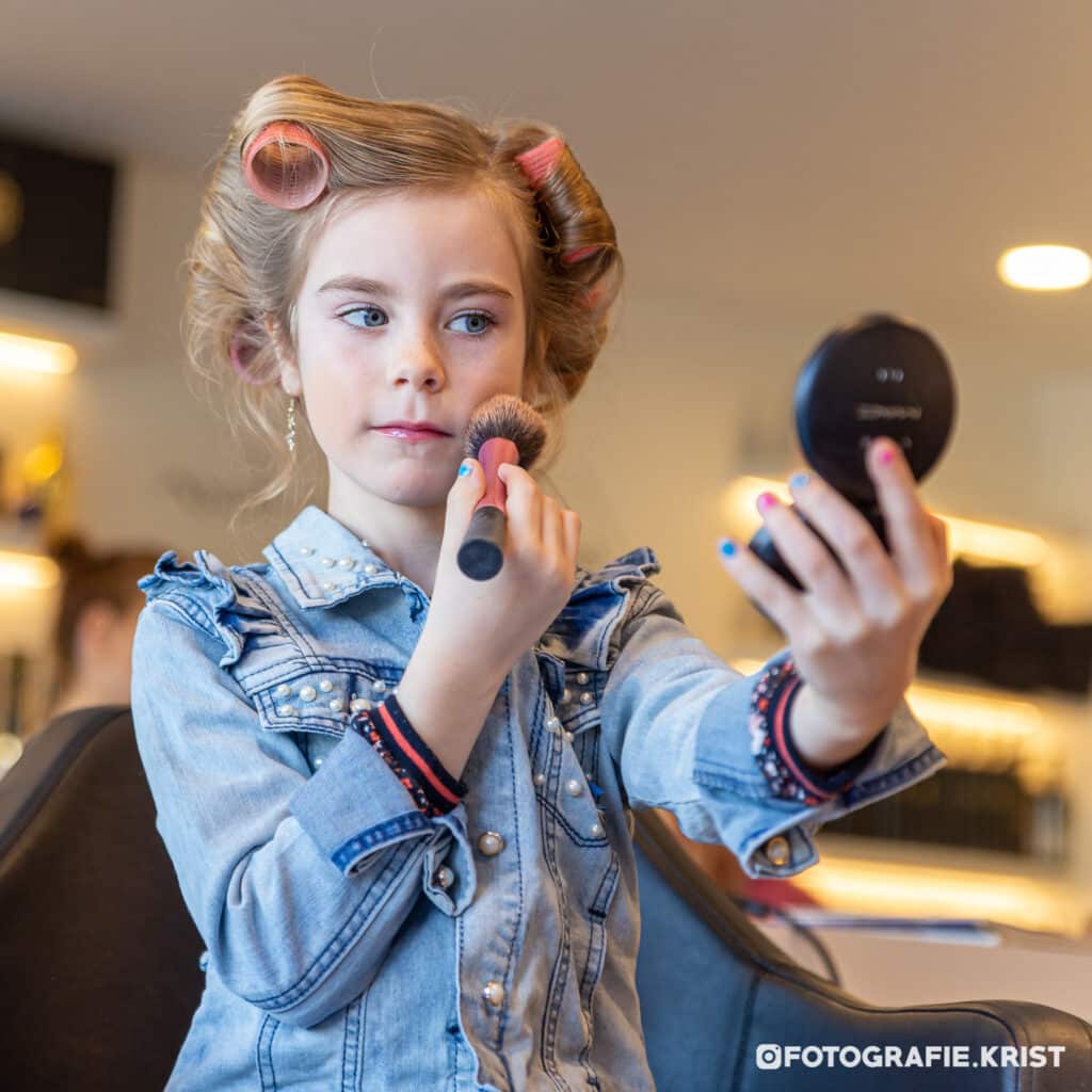 Eerste Communie Fotosessie Lily bij de Kapper in Menen-FotografieKrist (1)