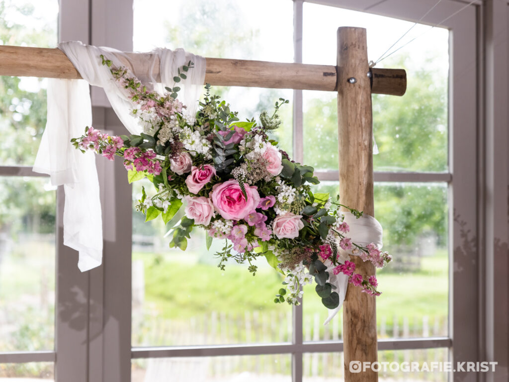 Huwelijk Julie & Mitch - Fotografie Krist - Spegelhof Wervik Bloemen Versiering Bloemstuk