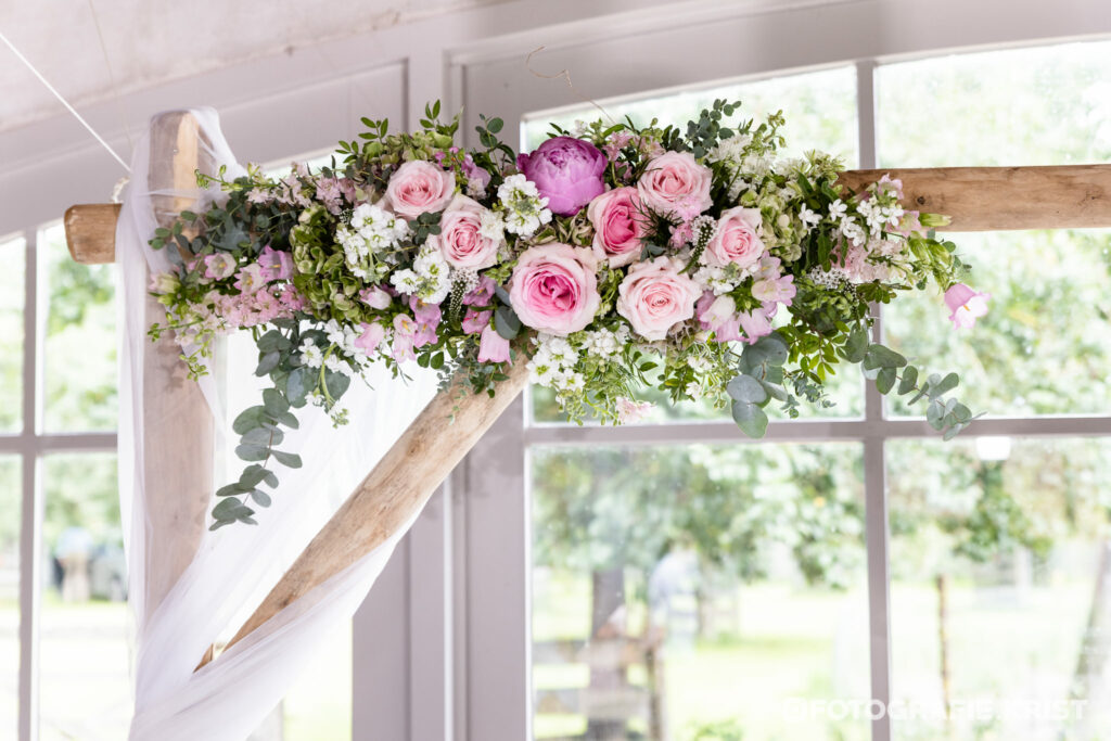 Huwelijk Julie & Mitch - Fotografie Krist - Spegelhof Wervik Bloemen Versiering Bloemstuk